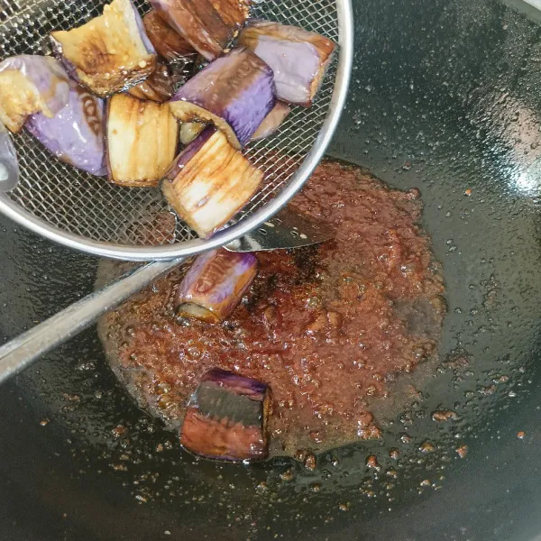 Masukkan terong goreng dan aduk rata.