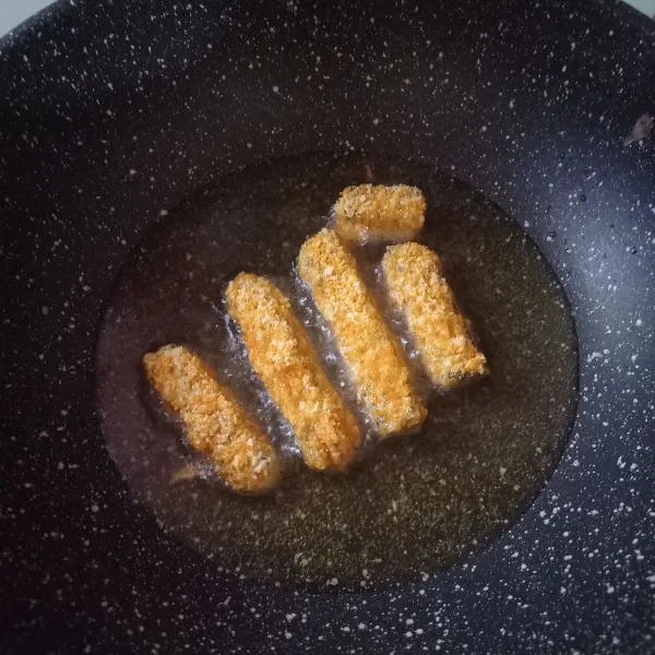Siapkan minyak, goreng hingga garing dan krispi. Siap disajikan.
