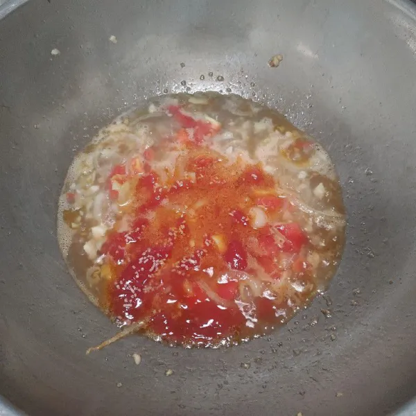 Panaskan wajan, tumis bawang putih, bawang bombay dan tomat merah hingga layu dan harum. Tambahkan air lalu masukkan saos tomat, garam dan kaldu jamur, aduk rata.
