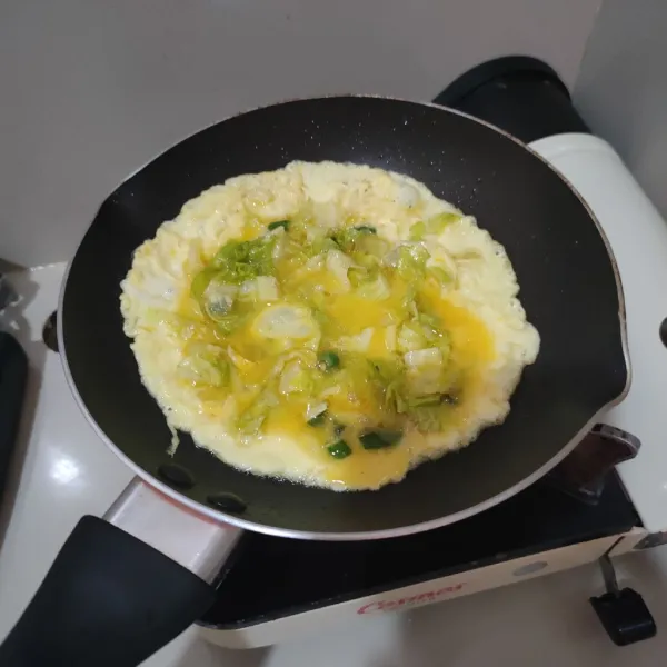 Kocok lepas telur, masukkan selada, bumbui dengan kaldu jamur, kemudian dadar hingga matang.