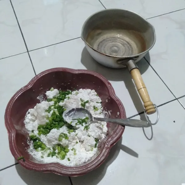 Tambahkan air panas sedikit saja, uleni hingga kalis.