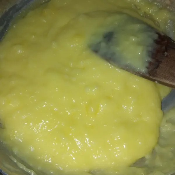 Sementara menunggu proses proofing, siapkan bahan isian. Campur rata kuning telur, gula halus, maizena dan susu cair. Masak hingga meletup-letup, masukan margarin dan vanili, aduk rata. Matikan kompor. Tunggu dingin, masukan ke dalam wadah tertutup.