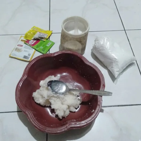 Campur dengan tepung tapioka dan bumbu.