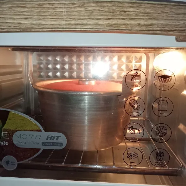 Tuang adonan kedalam loyang chiffon kemudian masukkan ke dalam oven yang sudah dipanaskan. Panggang dengan suhu 190°C menggunakan api atas bawah selama 40 menit. Panggang hingga matang.