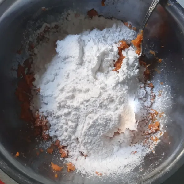 Masukkan tepung tapioka, tepung maizena, baking powder dan vanili bubuk, aduk dan ulen sampai kalis.
