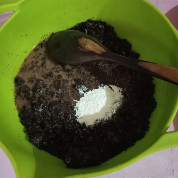 Campurkan susu cair, bubuk agar-agar, telur, dan sisa bahan lainnya aduk rata.