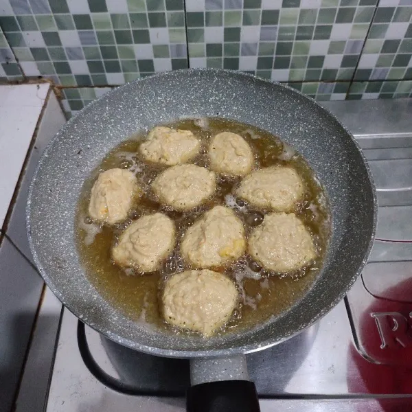 Masukkan ke dalam minyak panas lalu goreng hingga matang berwarna kecoklatan. Masak dengan api kecil agar matang merata sampai ke dalam. Setelah matang, angkat dan tiriskan minyaknya.