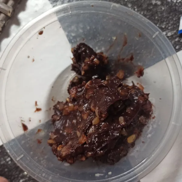 Campur selai cokelat dengan kacang sangrai. Perbandingannya sesuaikan selera ya.