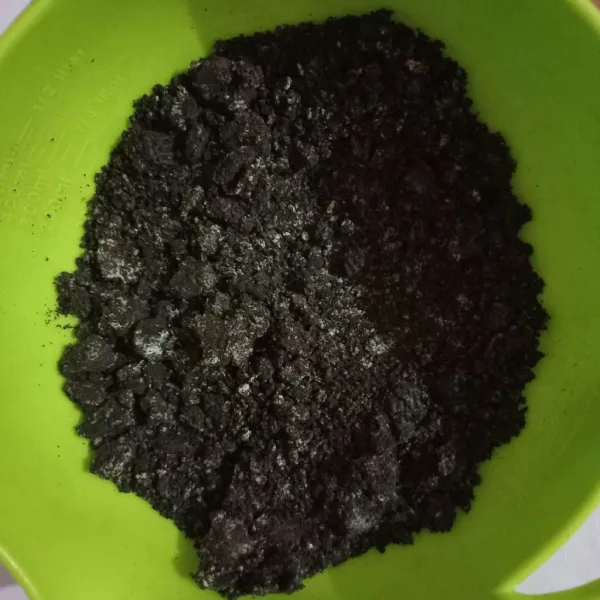 Hancurkan biskuit oreo hingga halus.