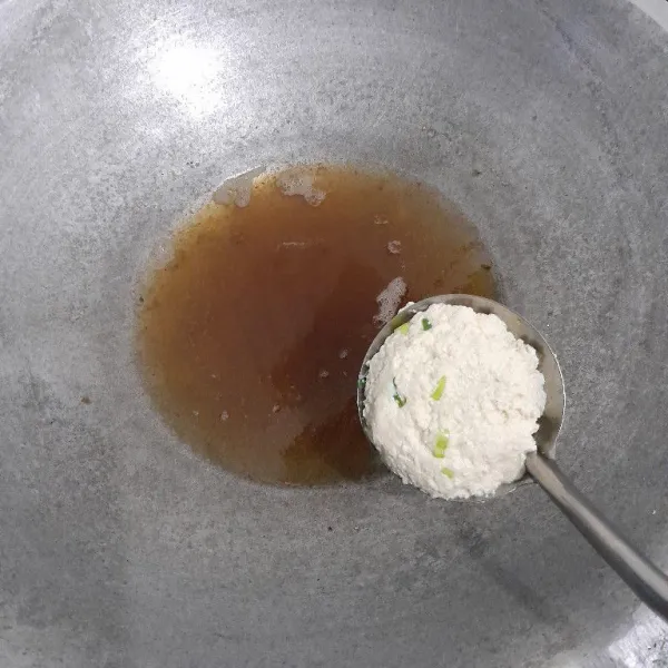 Kemudian panaskan minyak dengan api sedang hingga panas. Sendok adonan, cetak sesuai selera. Goreng hingga keemasan.