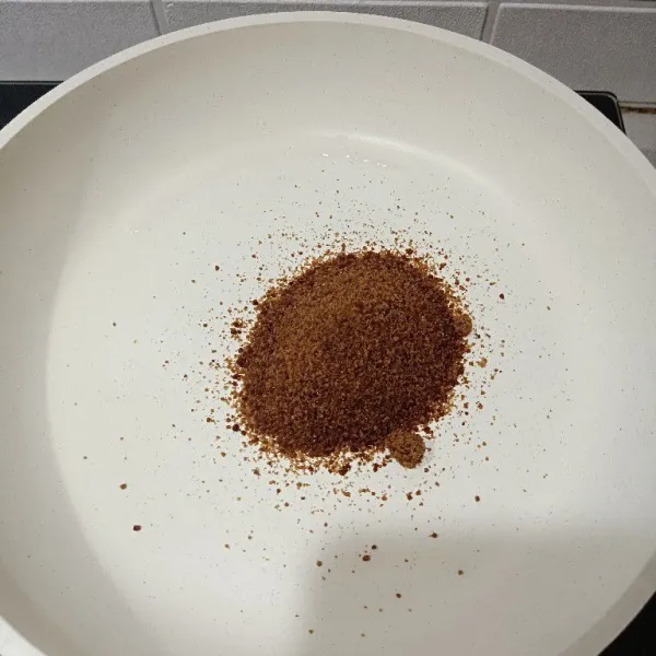 Untuk bahan gula. Larutkan air dan gula. Masak di api kecil.