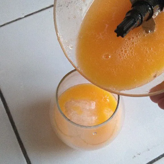 Siapkan gelas lalu masukkan es batu. Tuang jus kesemek ke gelas. Jus kesemek siap dinikmati.