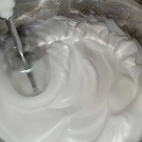 Mixer putih telur dan jeruk nipis hingga  berbusa kemudian masukkan gula bertahap,mixer sampai adonan soft peak.