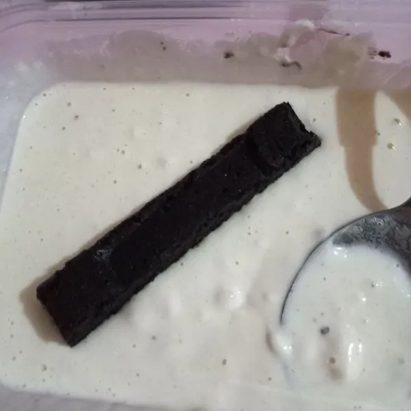 Buat adonan basah dengan mencampurkan semua bahan. Kemudian satu persatu balurkan Brownies ke dalam adonan basah hingga rata. Setelah itu balurkan di tepung roti.
