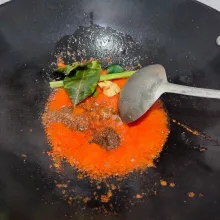 Tumis bumbu halus hingga harum lalu masukkan bumbu aromatik, aduk rata.