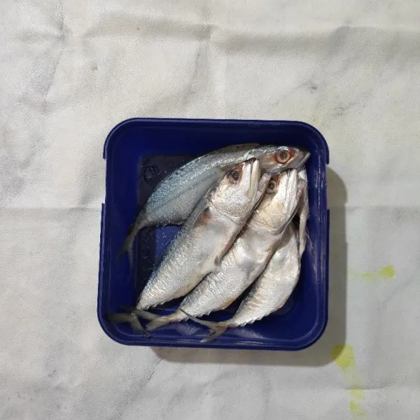 Cuci bersih ikan, lalu beri garam dan perasan air jeruk nipis, baluri hingga merata. Diamkan selama 15 menit lalu bilas kembali, sisihkan.