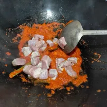 Masukkan daging, aduk kembali dan masak hingga daging berubah warna.