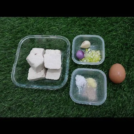 Siapkan semua bahan, iris daun bawang sesuai selera dan ulek semua bumbu halus.