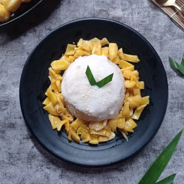 Tata ketan pada piring, beri potongan nangka, lalu siram dengan vla santan di atas ketan, sajikan.
