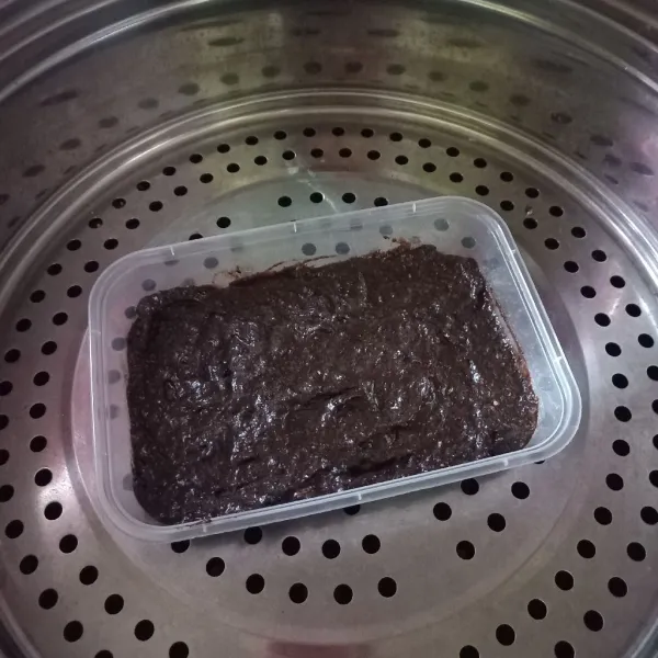 Siapkan kukusan, kukus Brownies hingga matang.