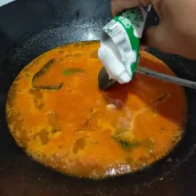 Masukkan santan instan, aduk rata.