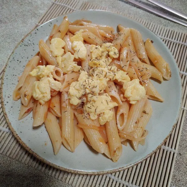 Tuang scrambel egg di atas penne zeti, beri taburan thyme dan siap dihidangkan.