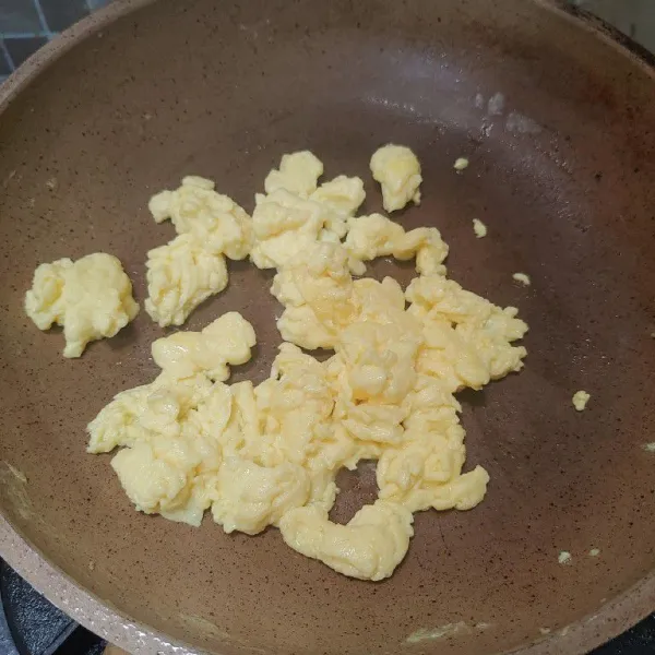 Lelehkan margarin, masukkan kocokan telur buat orak-arik, lalu angkat.