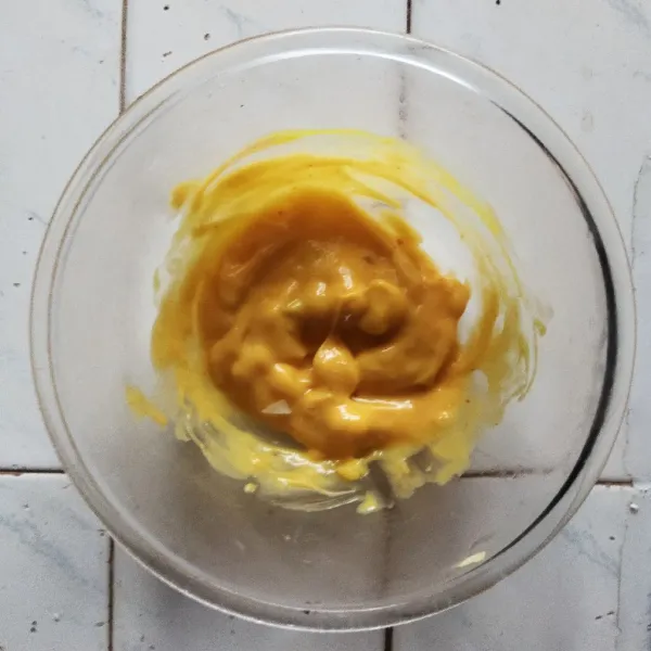 Di dalam sebuah mangkuk campurkan bawang bombay, garam, lada, mayo, kulit lemon, dan cincangan gherkin (skip) lalu aduk hingga rata dan simpan di dalam kulkas.