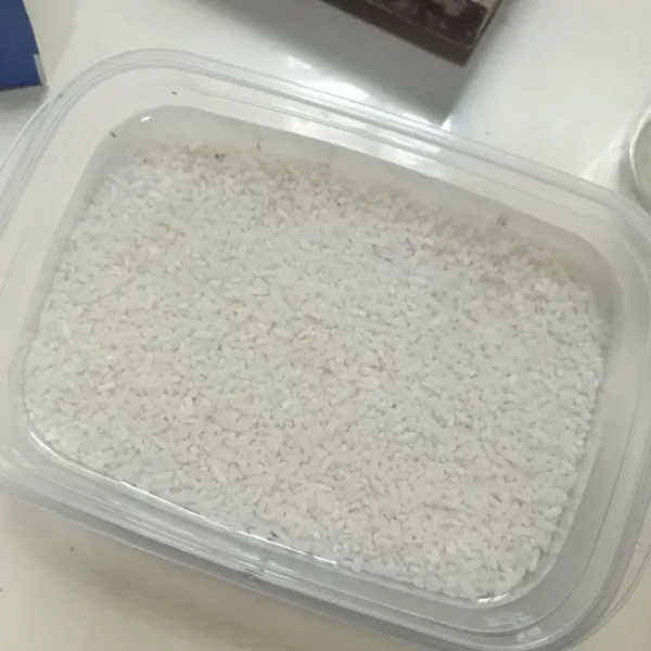 Cuci bersih beras ketan, diamkan minimal selama 2 jam, tiriskan.