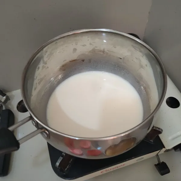 Campurkan susu full cream, gula pasir dan bubuk agar, kemudian nyalakan api, masak hingga bagian pinggir susu berbuih.