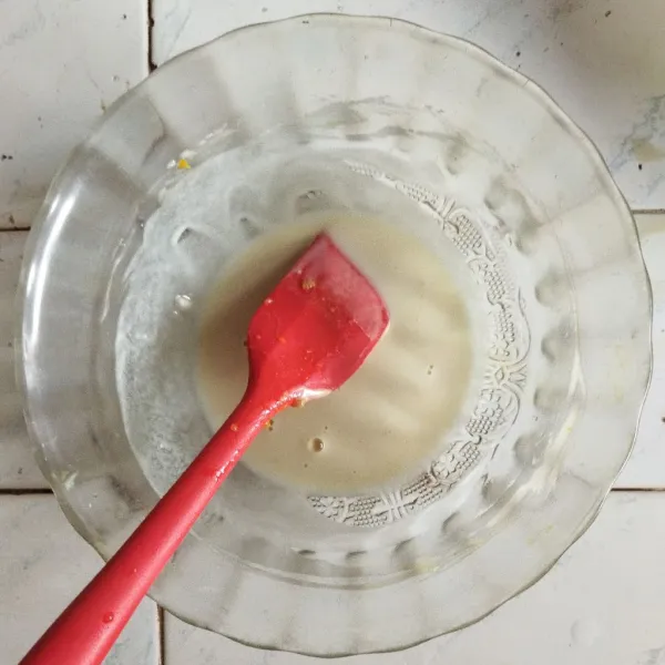 Tuangkan air soda ke dalam campuran tepung sedikit demi sedikit sambil diaduk hingga rata dan mencapai konsistensi yang pas lalu simpan di kulkas.