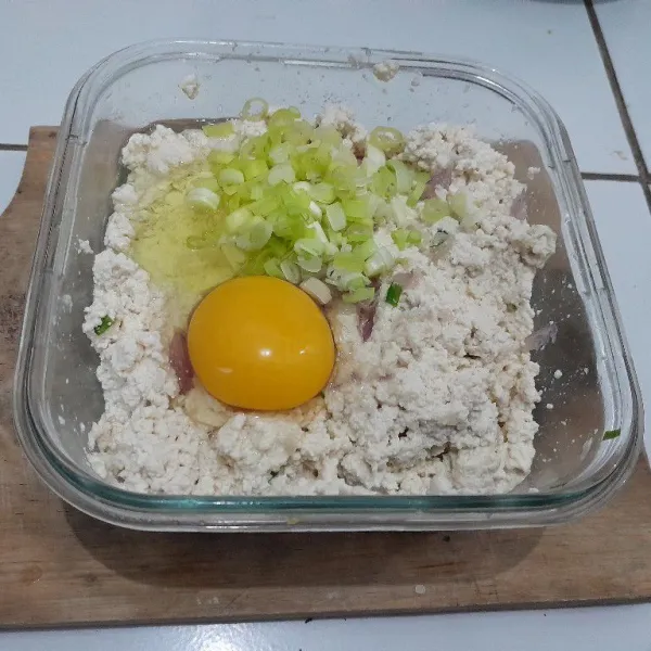 Lalu masukkan telur dan daun bawang. Aduk kembali hingga rata.
