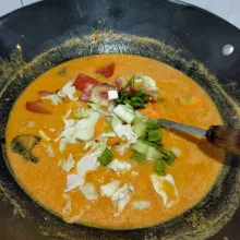 Masukkan bahan iris lainnya, masak hingga semua matang.