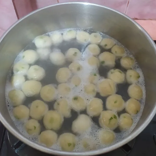 Nyalakan api, setelah cilok mengapung, segera angkat. Masukkan ke dalam wadah berisi air es untuk menghentikan proses pemasakan.