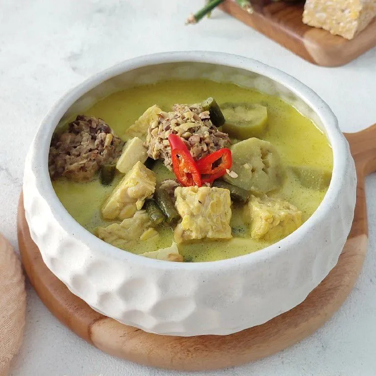 Proses memasak Lodeh Terong Tempe di atas kompor