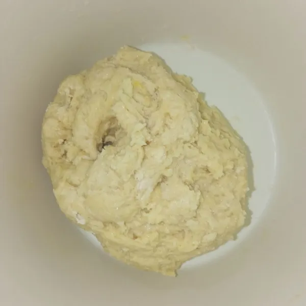 Masukan bahan utama ke dalam satu wadah kecuali margarin dan garam. Uleni dengan tangan hingga tercampur rata.
