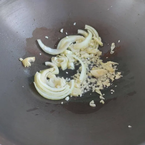 Tumis bawang putih hingga harum, masukkan bawang bombay.
