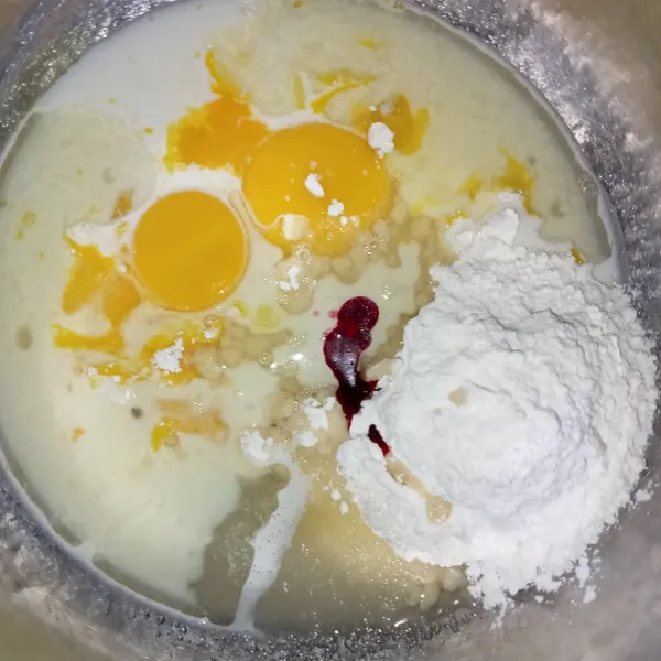 Campur semua bahan A menjadi satu aduk menggunakan balon whisk hingga tercampur rata (adonan kental seperti pasta).