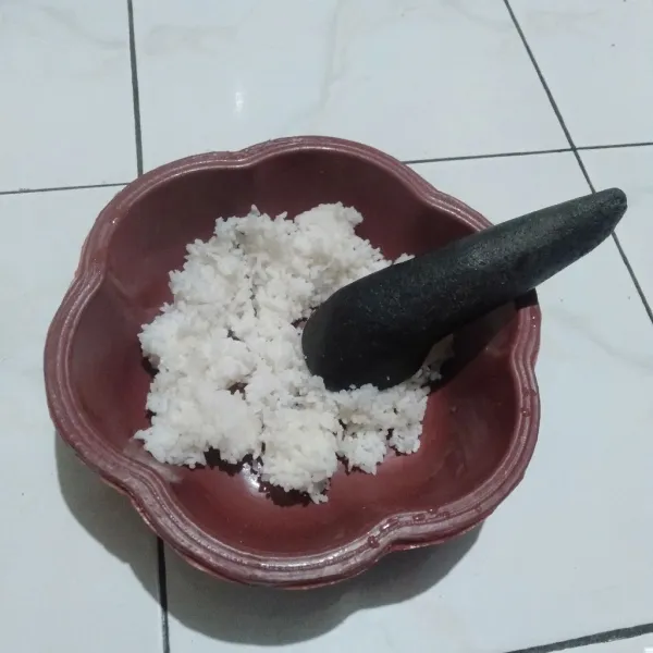 Haluskan nasi dengan ulekan.