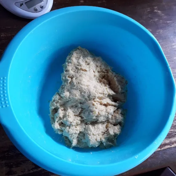 Campurkan tepung terigu, ubi, gula pasir, ragi, susu dan telur, aduk rata. Tambahkan air sedikit demi sedikit sambil diuleni hingga rata.