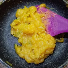 Masak dengan api sedang cenderung kecil hingga mengental. Matikan kompor dan sisihkan.