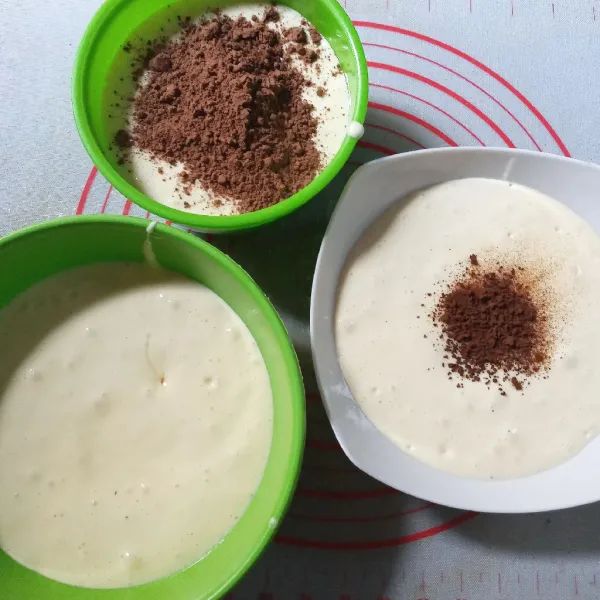Bagi adonan menjadi 3 bagian, beri masing-masing cokelat bubuk, kopi instan dan pasta susu, aduk sampai tercampur rata.
