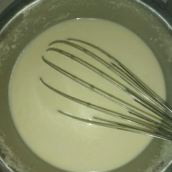 Campur tepung terigu, tepung tapioka, garam, telur, minyak goreng, margarin dan air, aduk hingga semua bahan tercampur rata.