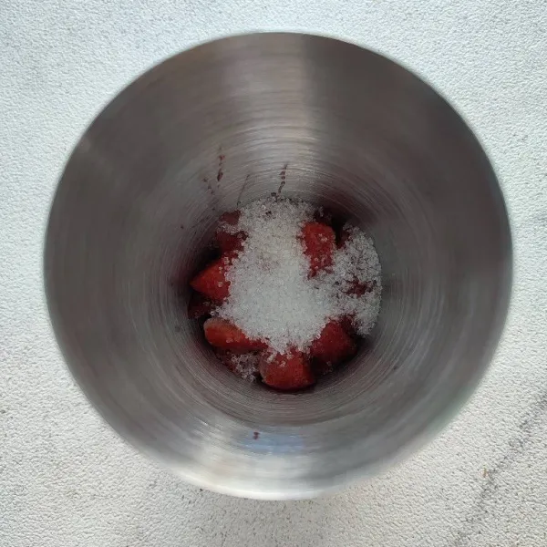 Masukkan buah strawberry dan gula ke dalam shaker.