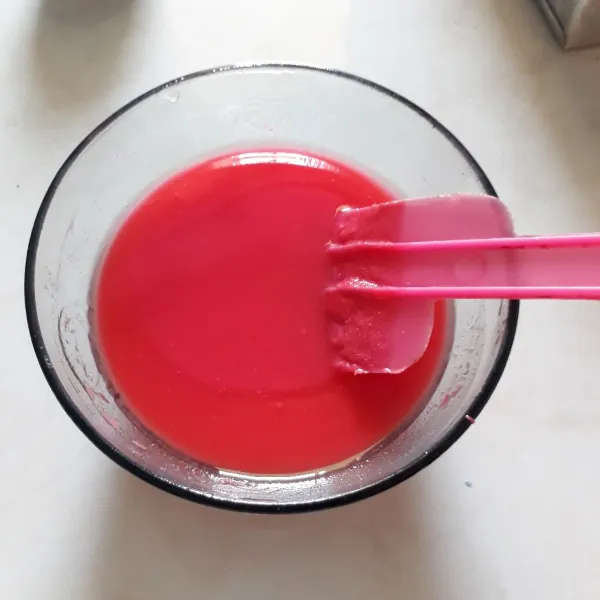 Tim cokelat strawberry, margarin dan minyak sayur. Aduk hingga cair, sisihkan.