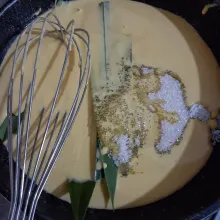 Campur tepung terigu, tepung custart, dan susu bubuk, aduk rata dan saring. Tuang ke pan anti lengket lalu tambahkan daun pandan wangi, gula, garam, susu kental manis, dan margarin.
