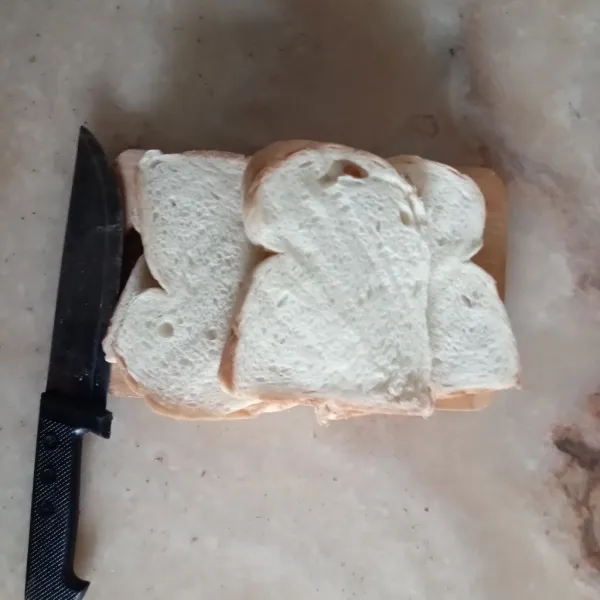 Siapkan semua roti, sisakan dua lembar roti.
