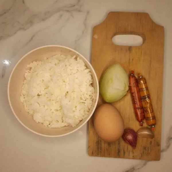 Siapkan 1 mangkuk nasi dan bahan.