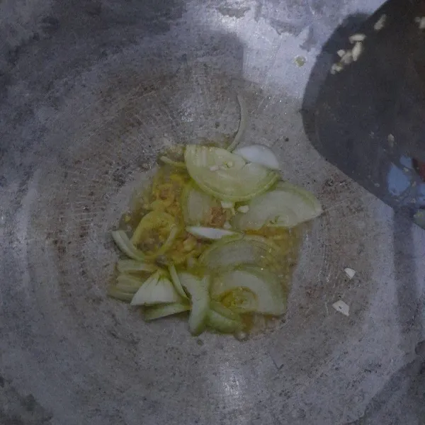 Tumis bawang bombay, bawang putih dan bawang merah sampai menguning dan harum.