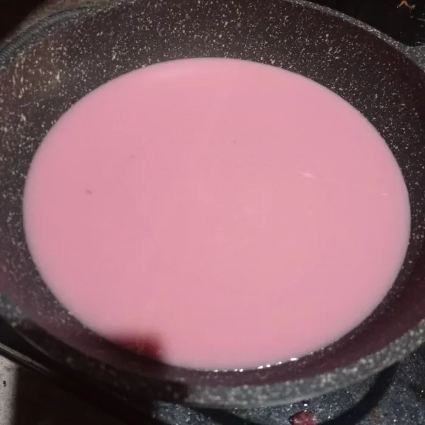 Masukkan semua bahan vla kecuali maizena kedalam wajan anti lengket, nyalakan api masak sampai mendidih.